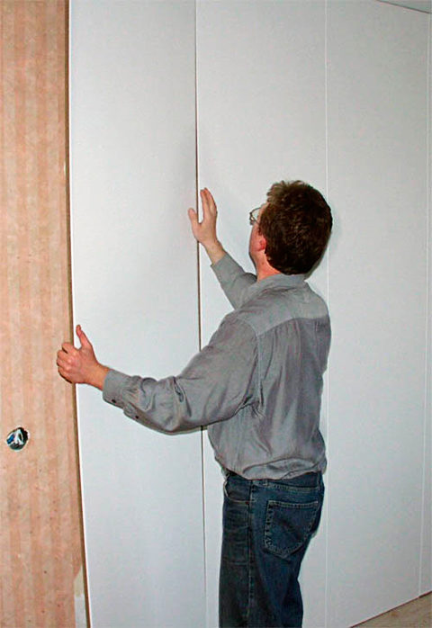 Как клеить стеновые панели